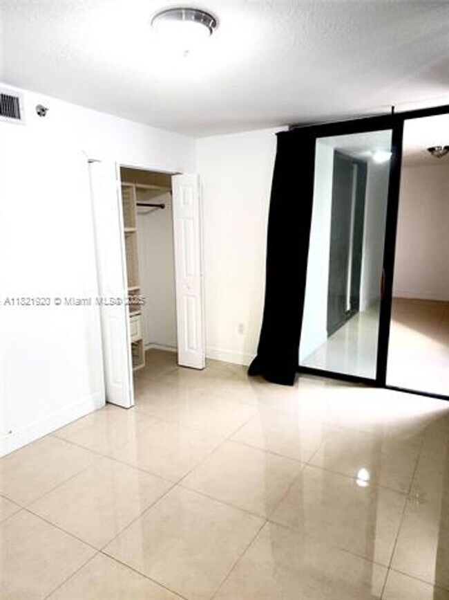 Building Photo - 1621 Collins Ave