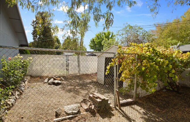 Building Photo - 990 Janes Rd