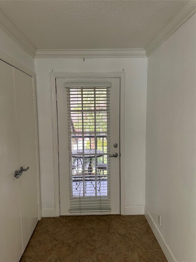 Building Photo - 3024 Lucerne Park Dr