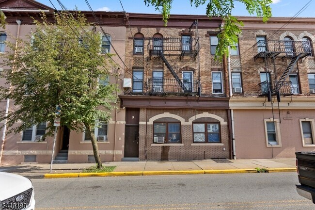 Building Photo - 9 E Monroe St