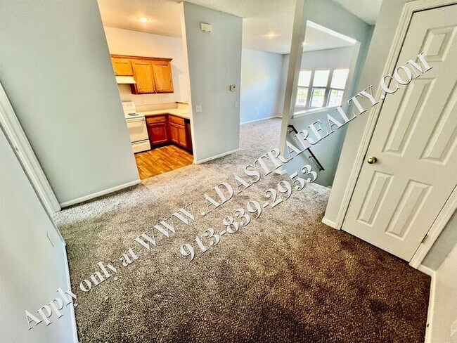 Building Photo - Beautiful Gardner Townhome-Available in MAY!!