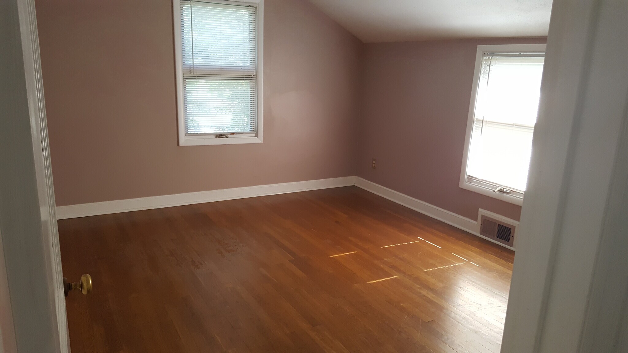 Building Photo - 969 Meadowbrook Dr