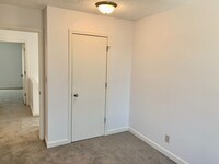 Building Photo - 3 Bedroom 3 bath House! Close to UNL!!