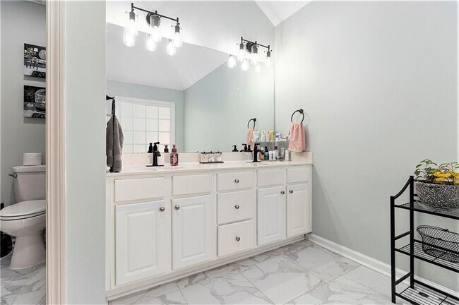 Building Photo - 1611 Hillside Bend Crossing