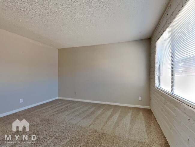 Building Photo - 912 S Dorsey Ln