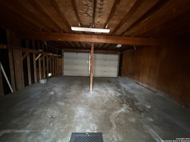 Building Photo - 10104 Ironside Dr