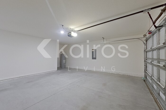 Building Photo - 8656 SW 43rd Ter