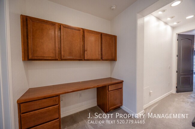 Building Photo - 2445 E Montecito Ave