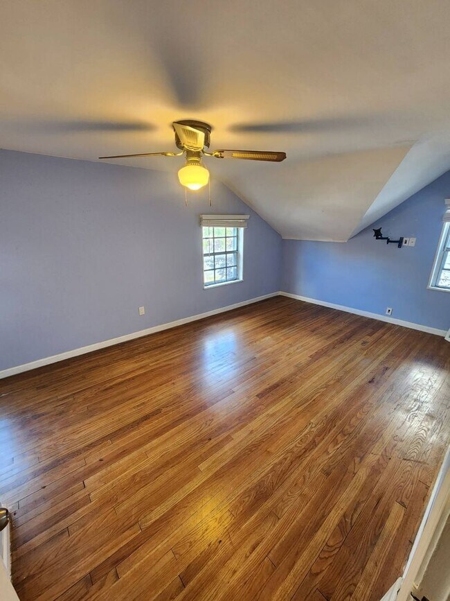 Building Photo - Charming 3-Bedroom Property in Prime Location