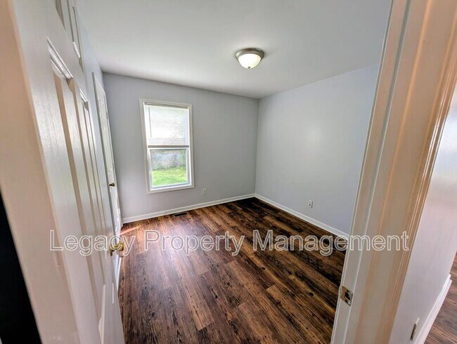 Building Photo - 527 S Anthony St