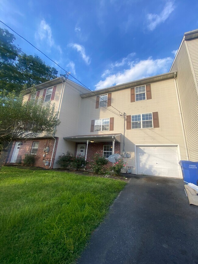 Building Photo - 847 Mohn St