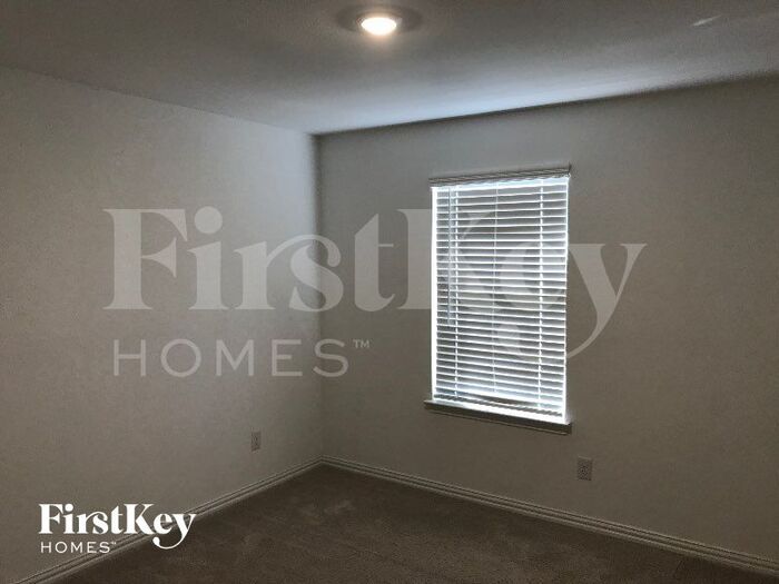 Building Photo - 2512 Northcote Dr