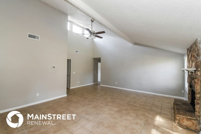 Building Photo - 4385 Queensway Dr