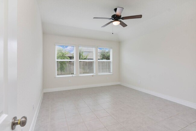 Building Photo - 3 Bed 2 Bath