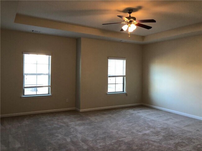 Building Photo - 5315 Mirror Lake Dr