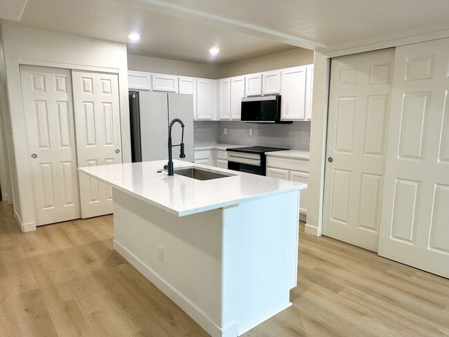 Building Photo - Move-in Incentive! TWO FREE WEEKS OF RENT