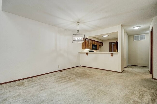 Building Photo - Beautiful Two-Story 3bed/2bath Townhome Available in Westside Norman!!