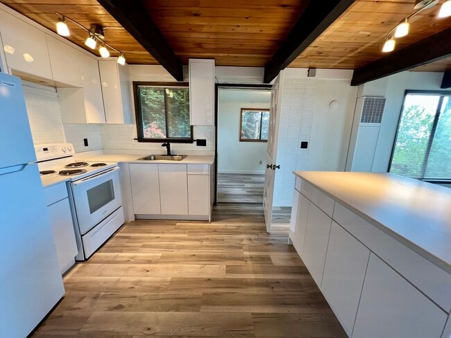 Building Photo - Charming 2 Bedroom House overlooking Birch...