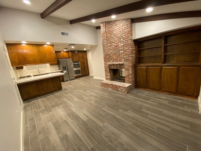Building Photo - Updated 4 bed, 2 bath home with Dual Cooli...