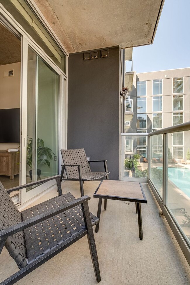 Building Photo - 2 bed, 2 bath Condo in the Gulch with park...