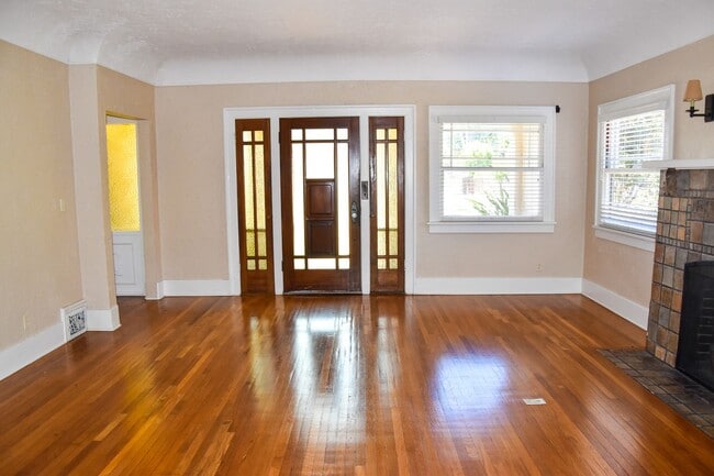 Building Photo - ~ Old Towne Orange Living 2 Story  5 Bedrooms 2 Bath