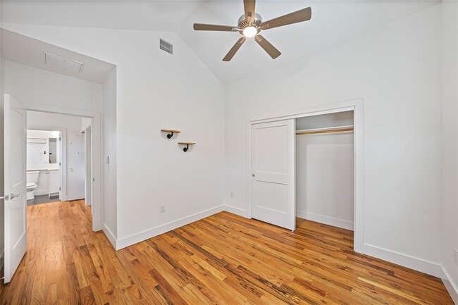 Building Photo - 600 W Odell St