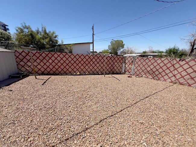 Building Photo - 227 S Texas Ave