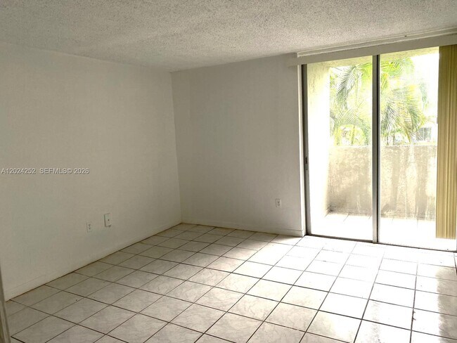 Building Photo - 10000 NW 80th Ct
