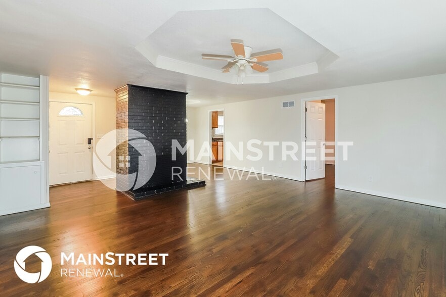 Building Photo - 6412 N Forest Ave