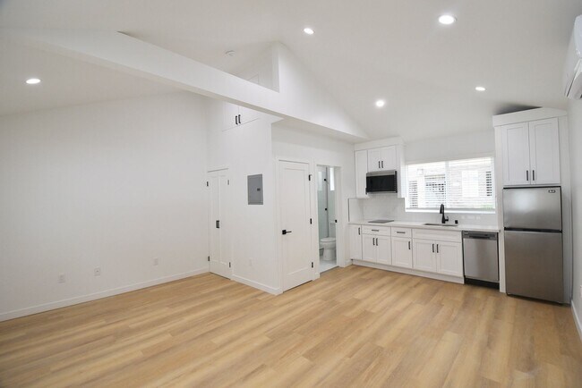 Building Photo - 10919 Camarillo St