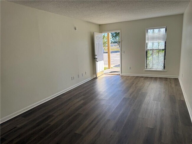 Building Photo - 890 E Cherry St