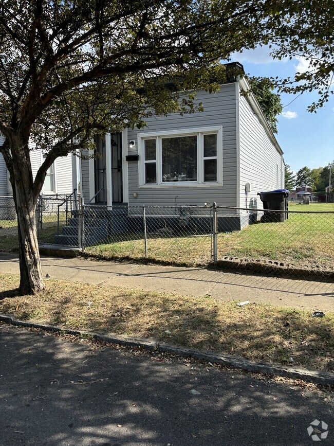 Building Photo - 1512 Cedar St