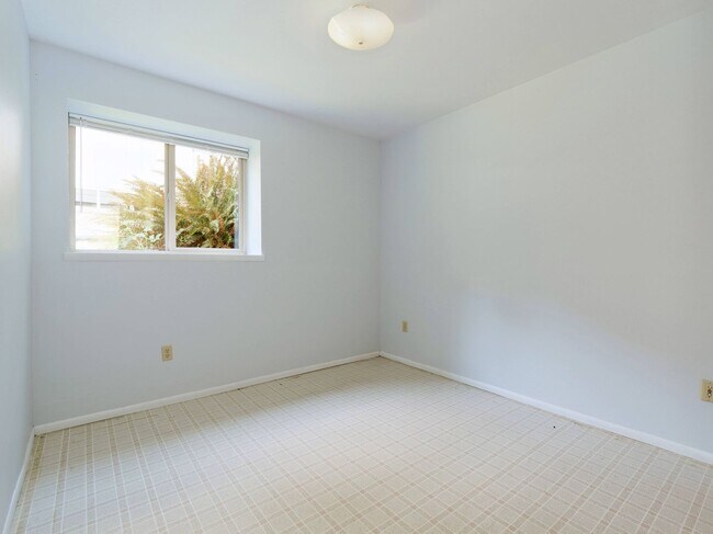 Building Photo - 721 Crown Dr