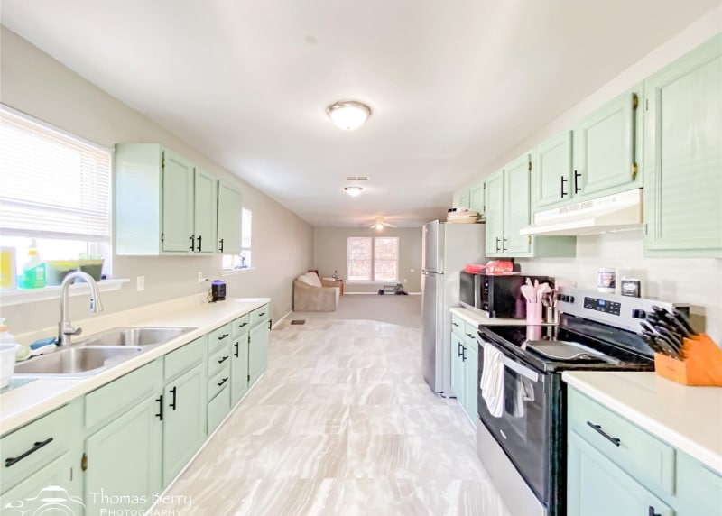 Building Photo - 342 Meander St