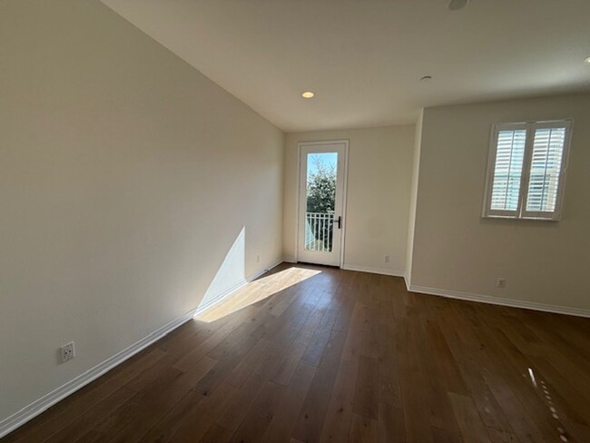 Building Photo - Beautiful spacious 3 Bedroom 3.5 bath 2185...