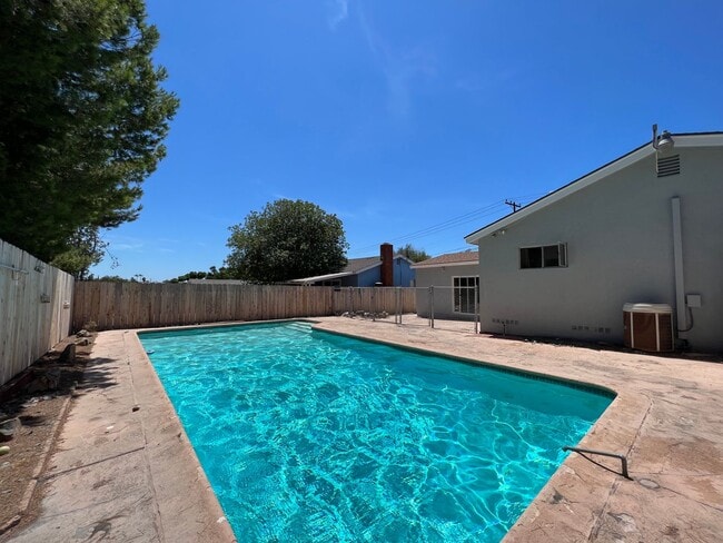 Building Photo - 5 bed 3 bath w/ POOL and Large rooms