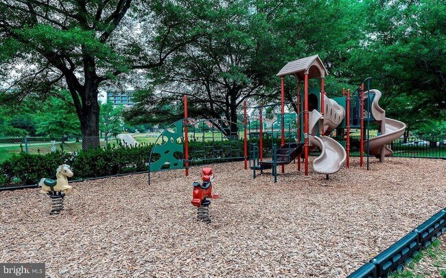 Building Photo - 1021 Arlington Blvd