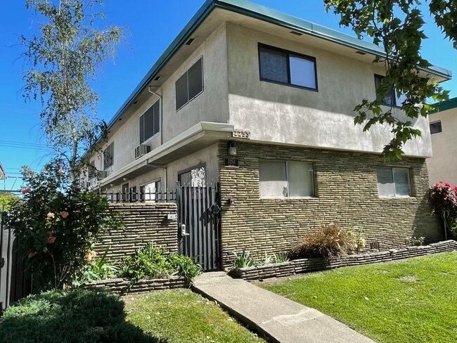 Building Photo - 2253 2nd Ave