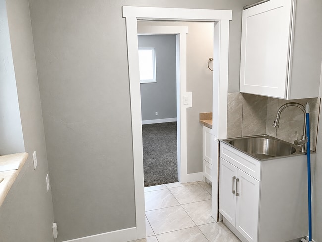 Building Photo - Spacious 5-Bedroom Home with Large Yard in Centerville!