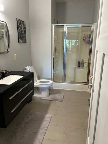 Master Bath off master bedroom - 400 N Richmond St
