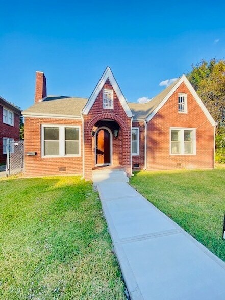 Primary Photo - 4625 Bell St