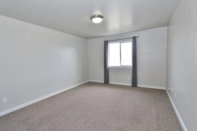 Building Photo - Spacious Home in Quiet Neighborhood