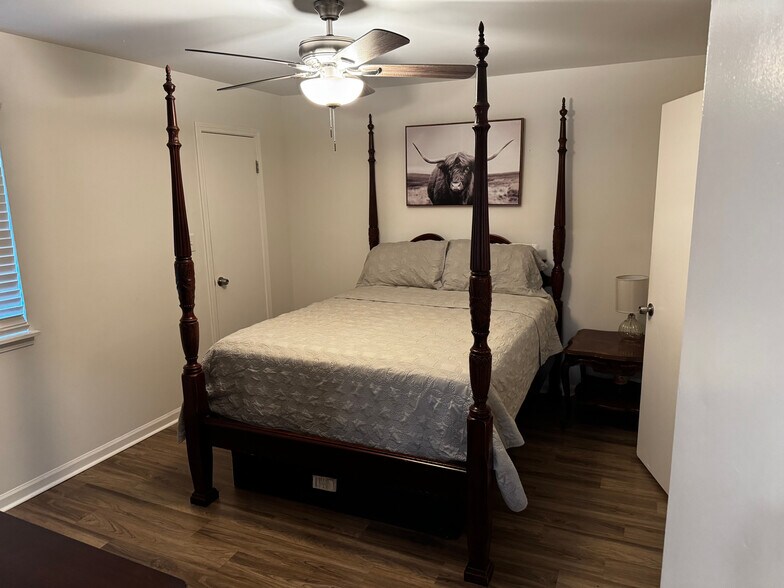 Building Photo - Room in Duplex on Washington St