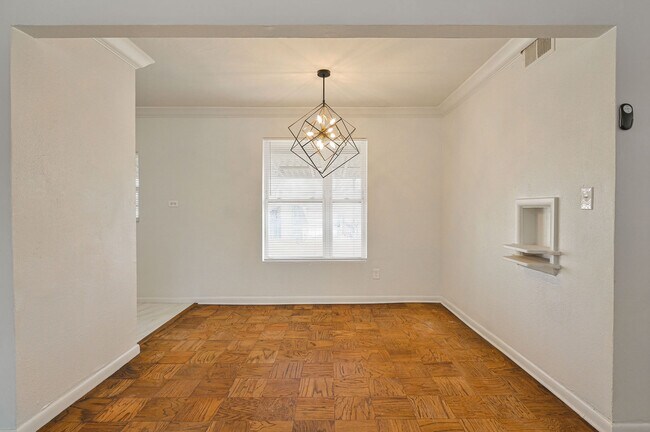 Building Photo - 6104 S Villa Ave