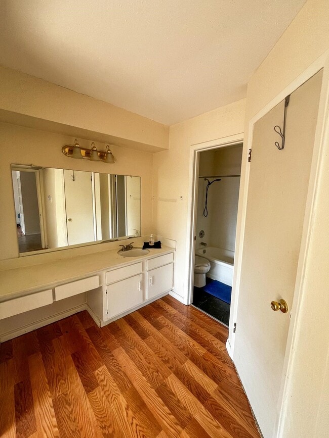 Building Photo - 5625 Antoine Dr