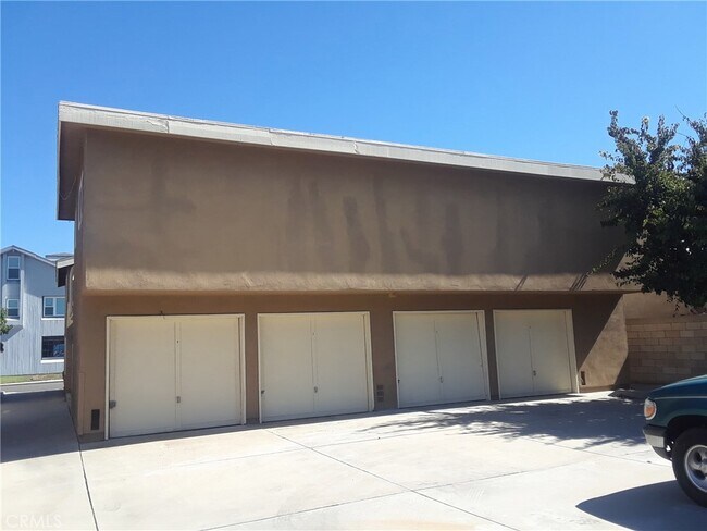 Building Photo - 16961 Green Ln