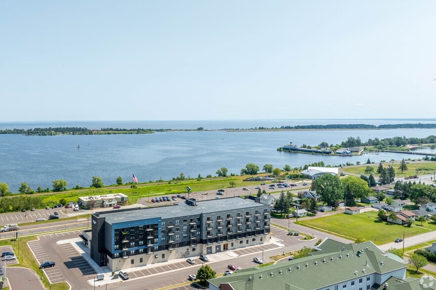 Building Photo - Bluewater Flats