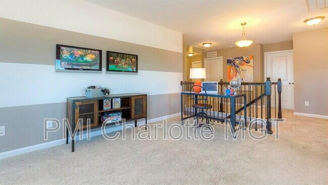 Building Photo - 1120 Walbury Hl