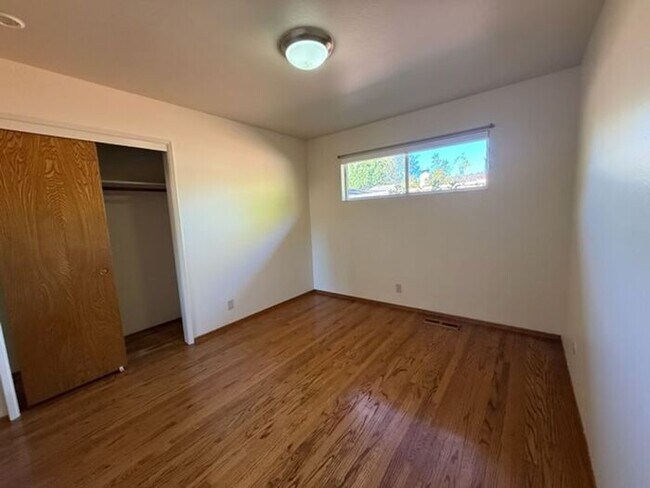 Building Photo - Beautiful 4 bedrooms 2.5 bath home