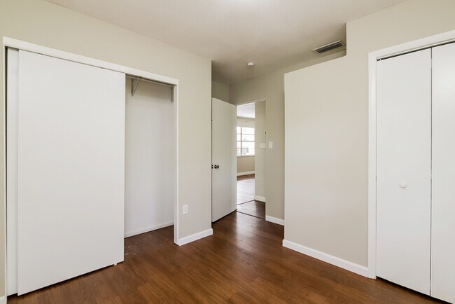 Building Photo - Bright 2-Bedroom Home with Spacious Screened Porch